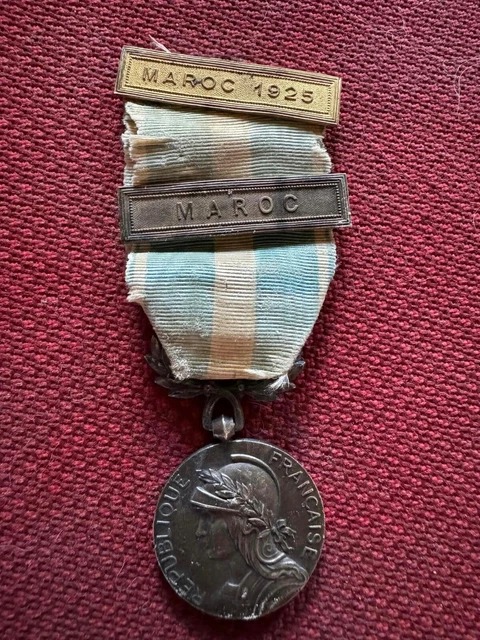 Médaille Coloniale Française En Argent Avec Agrafe « MAROC » - Pièce De Collection Historique