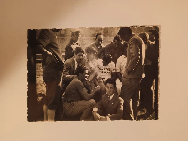 Photo Vintage Presse : Fausto Coppi Signant Un Autographe - Tirage Original 30x24 Cm