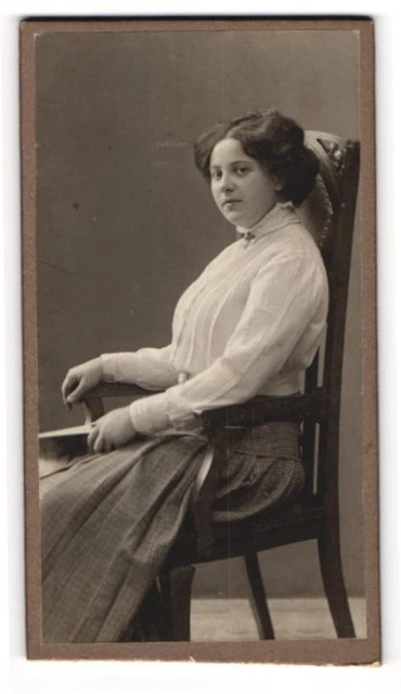 Fotografie Carl Thies, Hannover, Höltystr. 13, Junge Dame in weißer Bluse und R