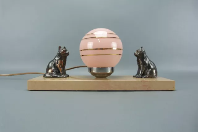 Ravissant petite lampe de chevet en zinc sur marbre, décor aux chats, années 50. 2
