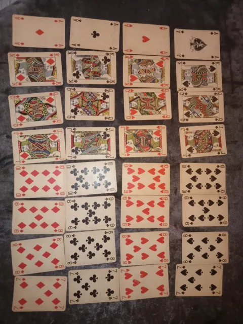 Ancien Jeu de 32 cartes - dos à cocardes Belges et Anglaises - PLIURES ET TACHES