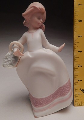 Vintage Lladro Daisa Golden Memories Girl Gathering a Bouquet Figure Spain 1991