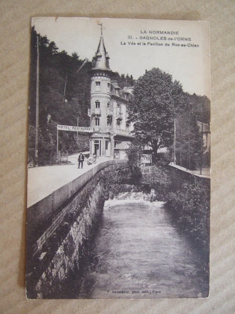 Cpa Bagnoles De L'orne (61) La Vee Et Le Pavillon Du Roc Au Chien.