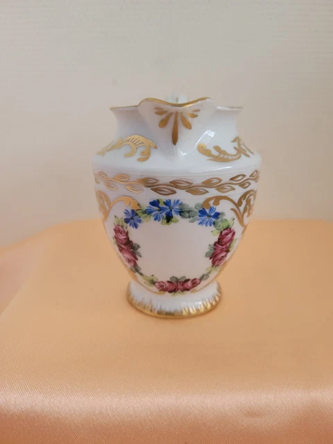 pot à lait porcelaine signé