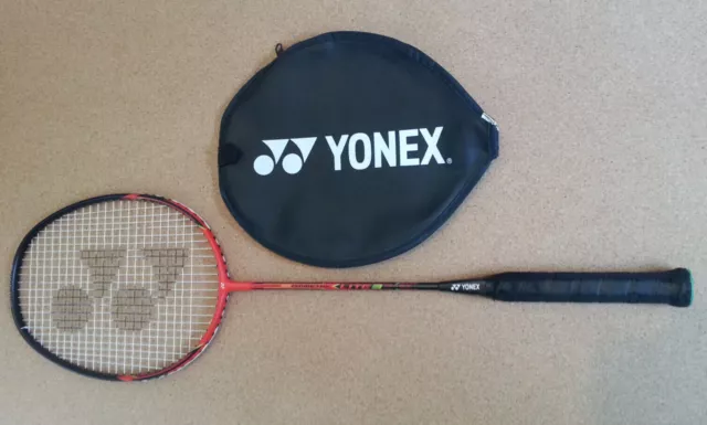 Yonex Iso-Lite 3 Badminton Schläger perfekt für Anfänger mit BG-65 Saite 8,5 kg