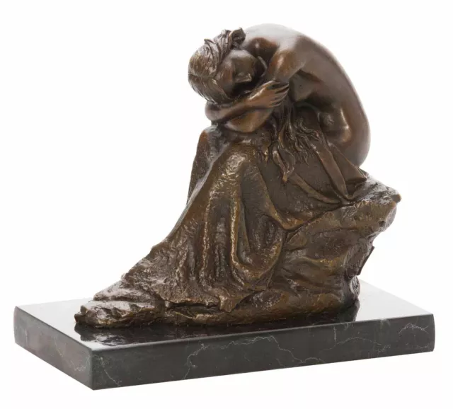 Escultura de bronce arte erótico mujer semidesnuda apoyada sus rodillas