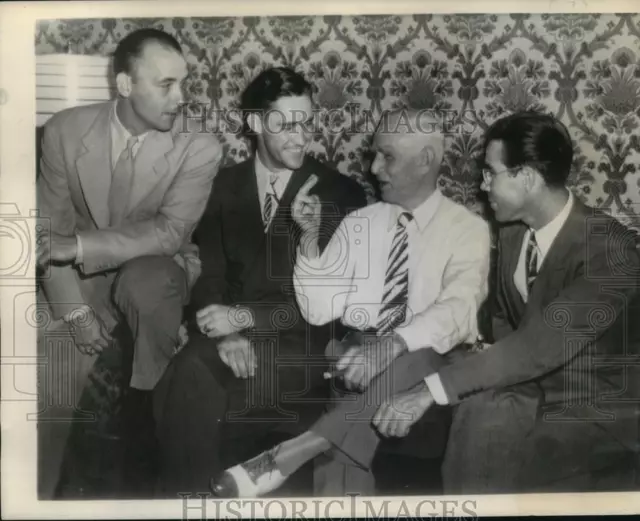 1944 Press Photo Clark Griffith spins yarns with players while at Pittsburgh.