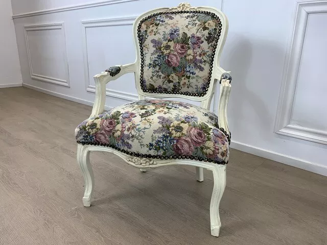 Fauteuil de style Louis XV fleurs bois blanc cassé