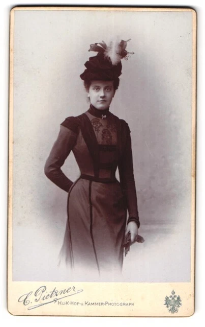 Fotografie C. Pietzner, Wien, Mariahilferstrasse 3, hübsche junge Dame trägt mo