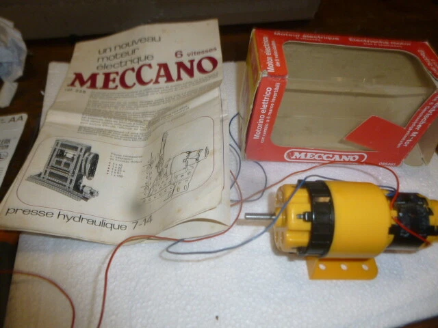 Meccano: Lot de7 moteurs 3/6 volts réf 601 et accessoires divers état