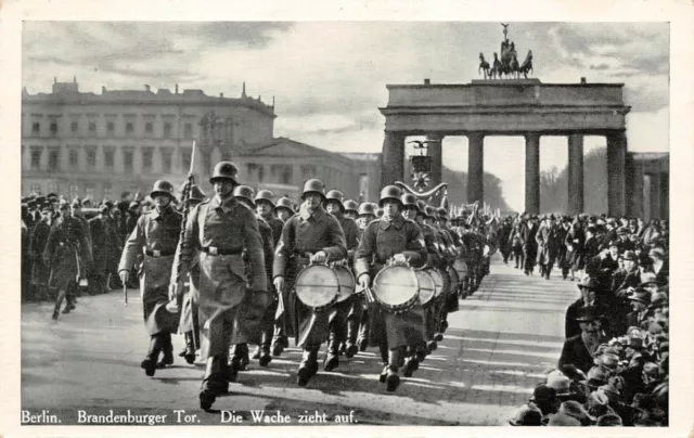 Die Wache zieht auf vor Brandenburger Tor in Berlin Postkarte AK