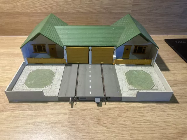 Triang Mimic Motorways M18105 Motel Chalet With Garage - Built