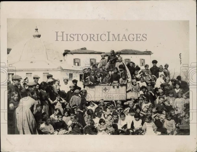 1918 Press Photo Red Cross Workers Care for Serbian World War I Refugees