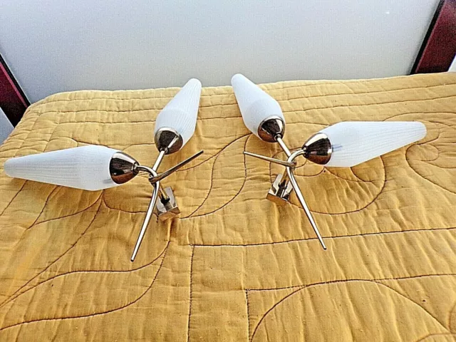 Ancienne paire d'appliques asymétriques-chromée avec 4 globes opaline vintage 50