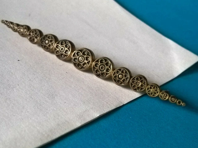 Jolie Broche Vintage En Laiton Peint Fleurs, Signée Suzy - Début Du 20ème Siècle, Occasion