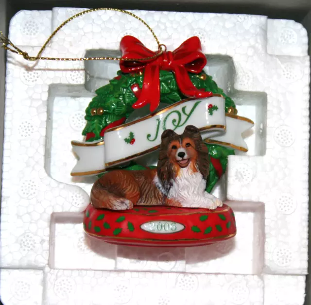 2006 Danbury Mint Sheltie Dog Ceramic Christmas Ornament Joy Wreath Bed Hanging