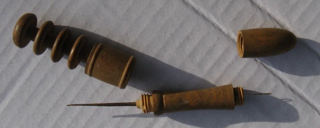 Cousette De Soldat Ancienne En Buis - Objet Militaria Curiosité XXème Siècle - Occasion