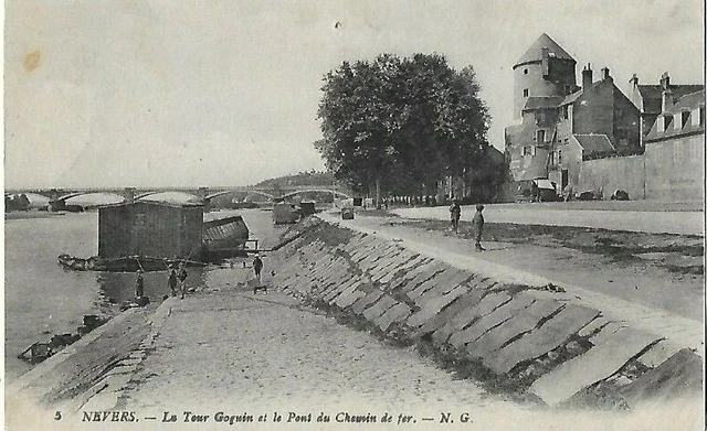 CPA carte postale ancienne NEVERS Pont Tour bateau lavoir