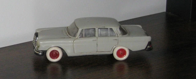 Mercédès Benz 220-SE  n°49 les miniatures de Norev 1/43éme
