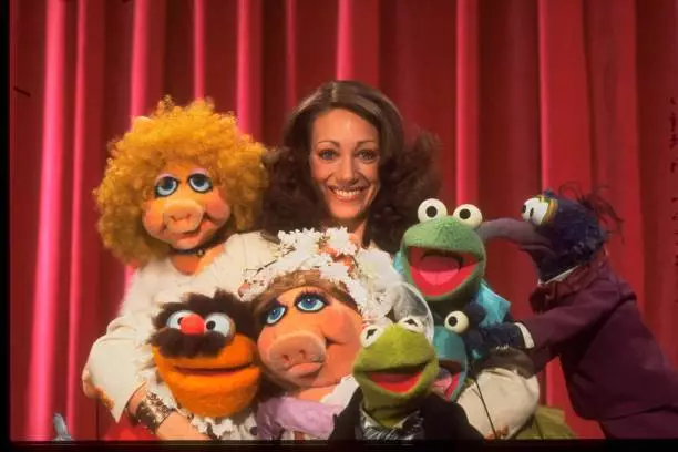 Marisa Berenson with several puppets on The Muppet Show at Elst- TV Old Photo