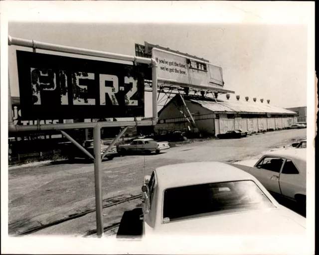 LD304 1977 Original Photo SIGN PAINTER CHANGING OUT GIANT BILLBOARD @ PIER-2