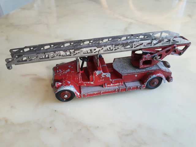 DINKY TOYS MECCANO. Voiture de pompier Delahaye, métal rouge