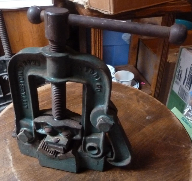 Vintage Littco-Littlestown No. 52 Bench Mount Yoke Pipe Vise 1-1/4" cap.