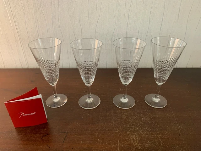 26 flûtes à champagne modèle Nancy en cristal de Baccarat (prix à la pièce)