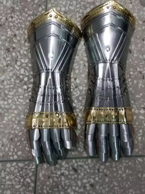 Par de armadura de guantes de guantelete con detalles de latón Knight...