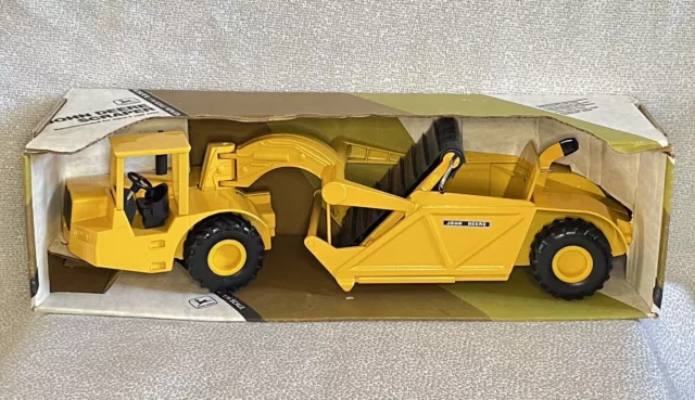 Ertl John Deere #508 Elevating Scraper Earth Mover Toy Tractor NIB 1/16