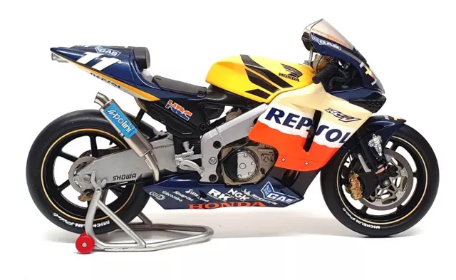 Minichamps 1/12 Scale 122 027111 - Honda RC211V Repsol T. Ukawa MotoGP 2002 3