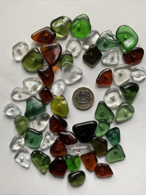 50 Zentrum gebohrte Stücke Glas aus dem Schottischen Meer verschiedene Farben 1B6