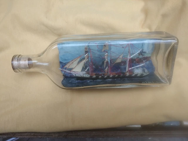 Maquette de bateau dans une bouteille - voilier en bois