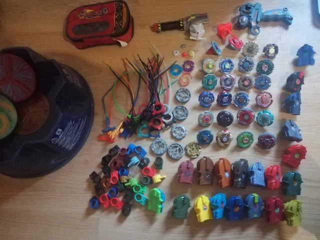 Gros Lot De 22 Toupies Beyblade Hasbro + Lanceurs, Clés Et Pièces Détachées