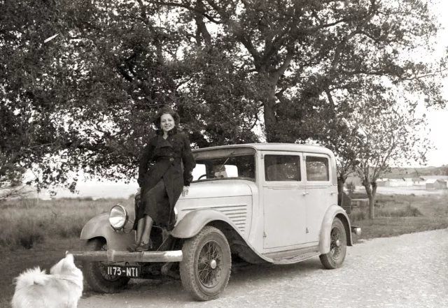 Jeune femme assise sur capot voiture ancienne - Photo ancienne repro tirage XXe
