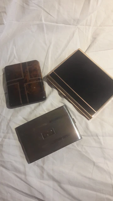 Petit lot de trois anciens etuis cigarette metal