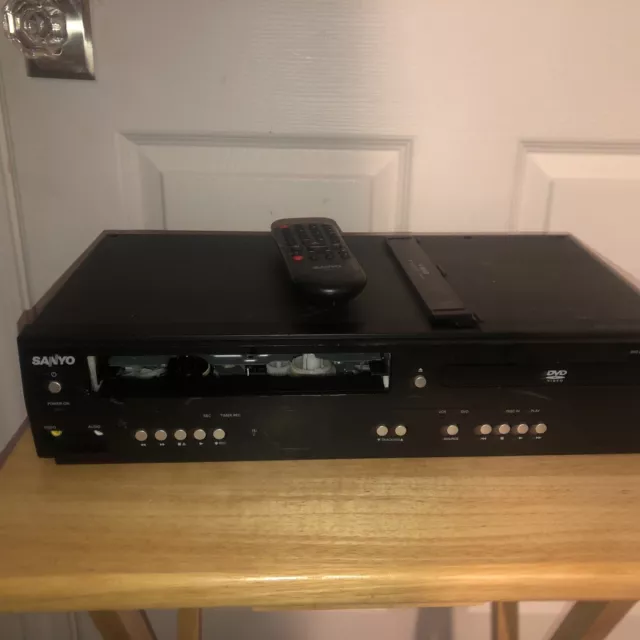 SANYO FWDV225F VCR DVD Player Combo w/ *Remote Tested Works