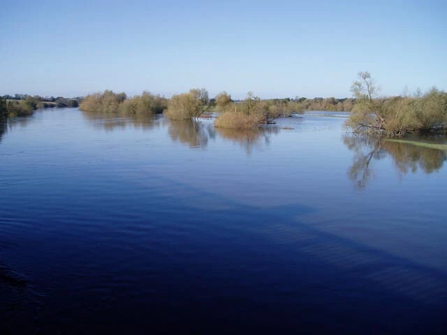 Photo 6x4 River Severn in flood at Atcham The river is habitually wider a c2005