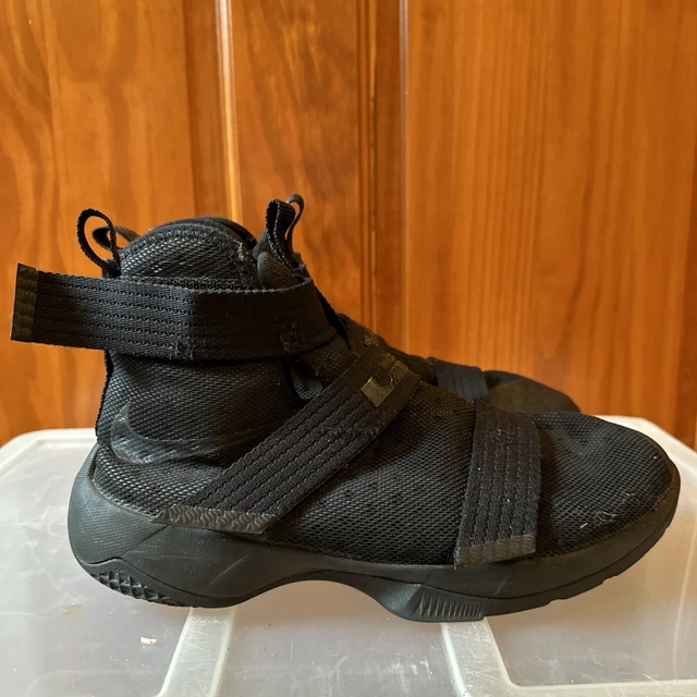 NIKE LEBRON SOLDIER 10 GS Black Basketball Shoes Youth Size 7 Crown