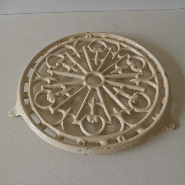 Dessous de plat de cuisine ancien en fonte, france Dessous de plat de cuisine ancien en fonte, france