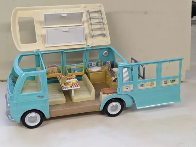 Sylvanian Families Familien Wohnmobil mit Kojen, Leiter und Fahrradständer