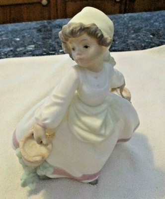 Golden Memories Hand Lladro  Daisa 1991 Girl with Baskets Figurine