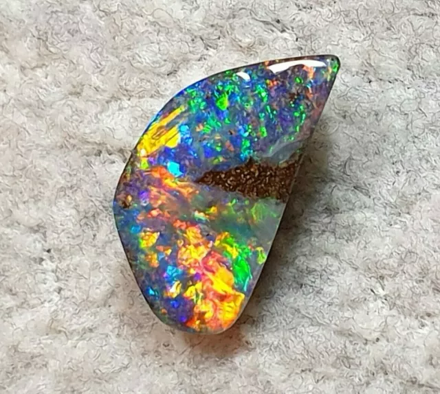 Classe de Gem Opale Boulder Multicolore Couleur Top - 8,10ct Haut Brillant