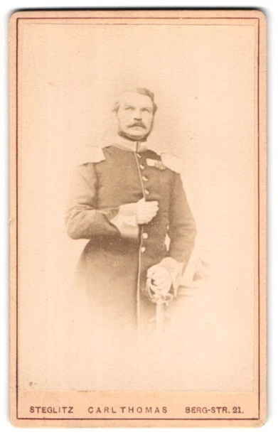 Fotografie Carl Thomas, Berlin-Steglitz, Bergstr. 21, Offizier in Uniform mit O