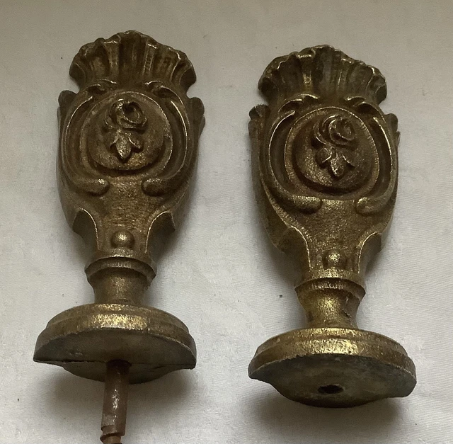 2 Anciennes décorations de meuble, Ancien embout tringle à