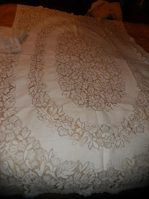 Lot D'une Quinzaine De Napperons Brodés En Mousseline De Coton Certains Bordes De Dentelle