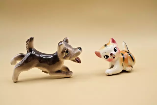 Very RARE GREY DOG CHASING ORANGE CAT CERAMIC SALT AND PEPPER SHAKER - Figurine