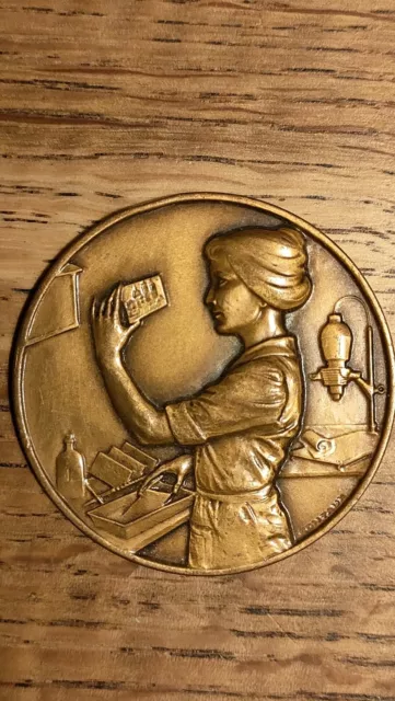 Médaille bronze signée CONTAUX Femme PHOTOGRAPHE 1973 PCAM