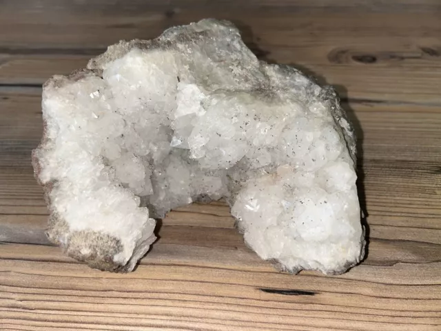 Bergkristall Druse mit Turmalin Einschlüssen Geode