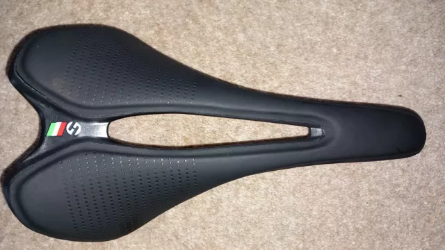 TOSEEK Breathable Road / MTB Saddle Black 7x7 Alloy Rails.140mm Width .Used Once